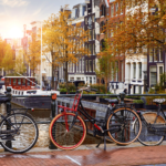Canal et pont typique d'Amsterdam aux Pays-Bas - court séjour en Europe organisé sur mesure par Soleïa Travel