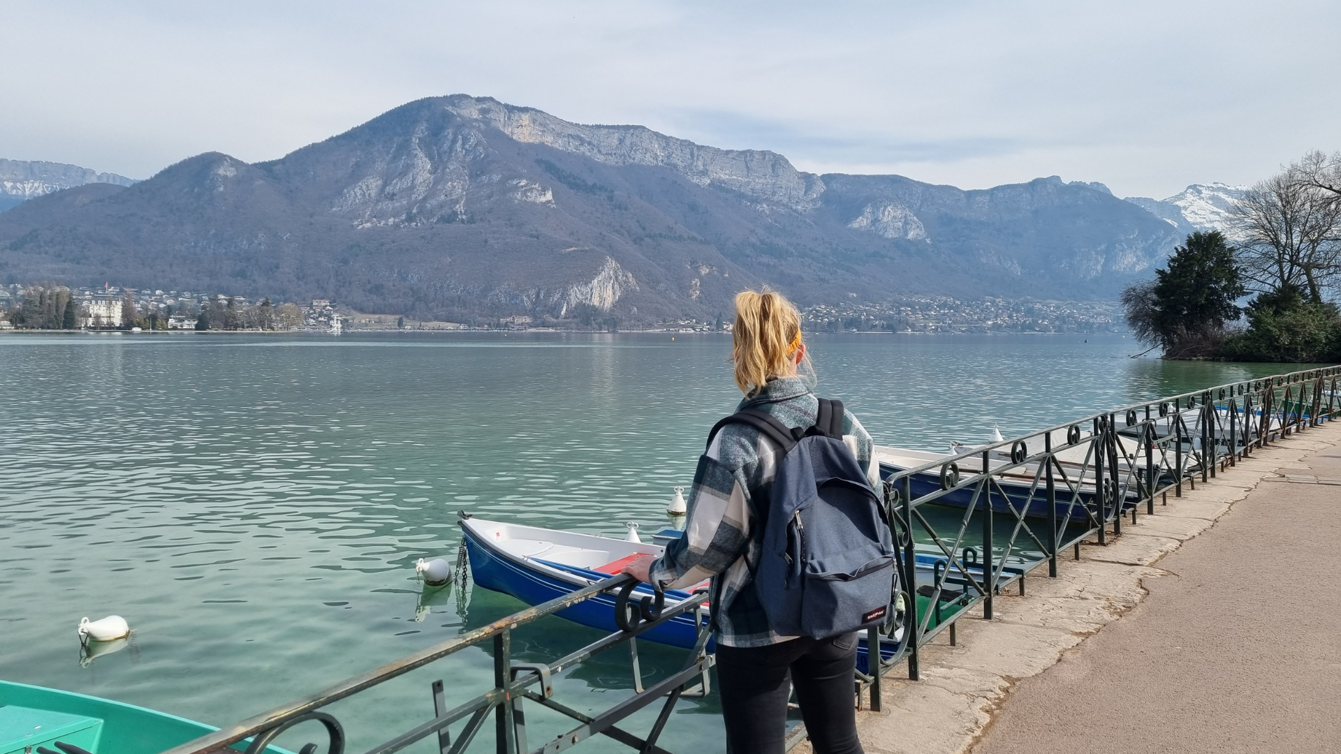 Voyageuse au bord d'un lac de montagne - voyage longue durée organisé sur mesure par Soleïa Travel