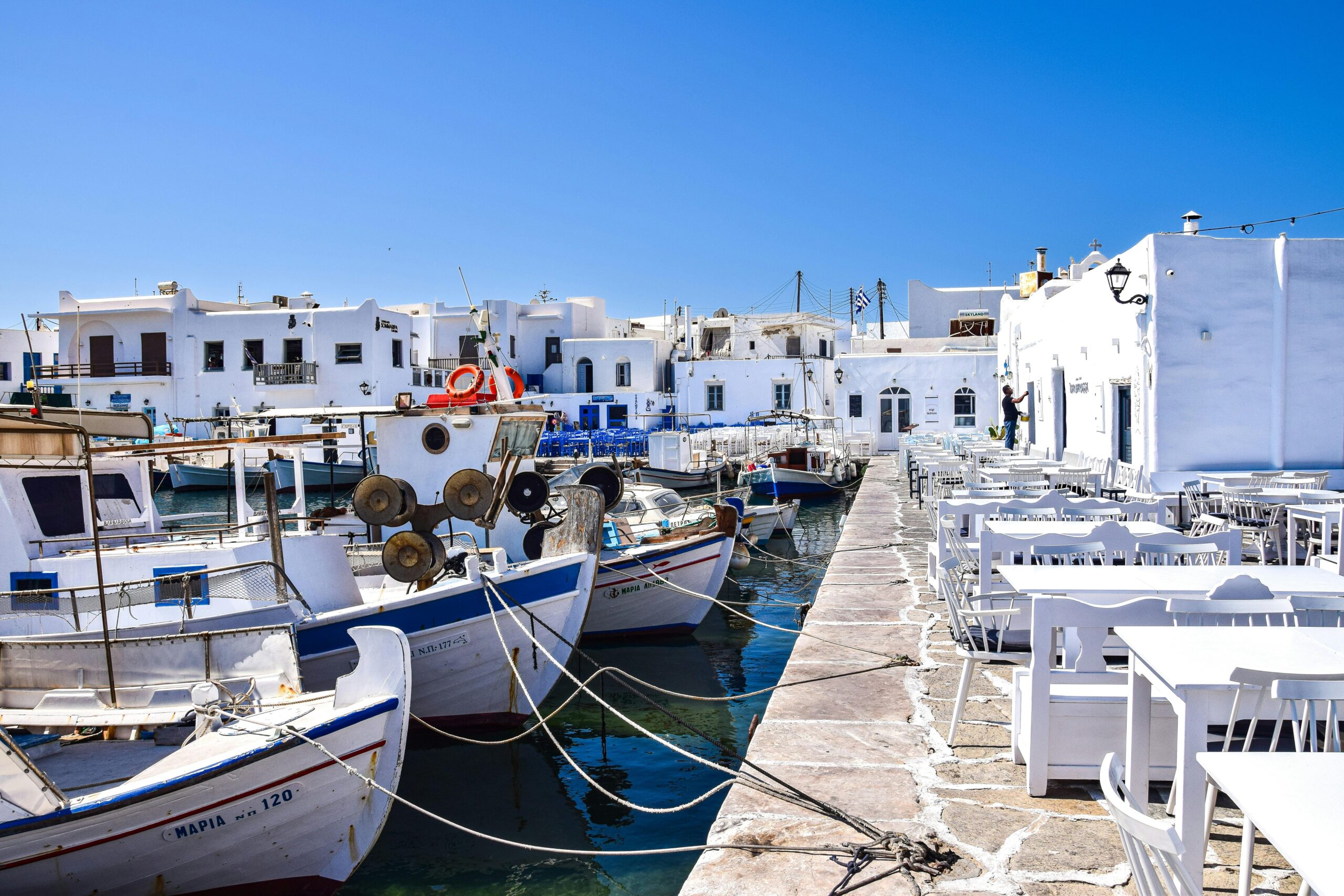 Port de Mykonos avec bateaux et maisons blanches en Grèce - escapade en Europe sur mesure Soleïa Travel